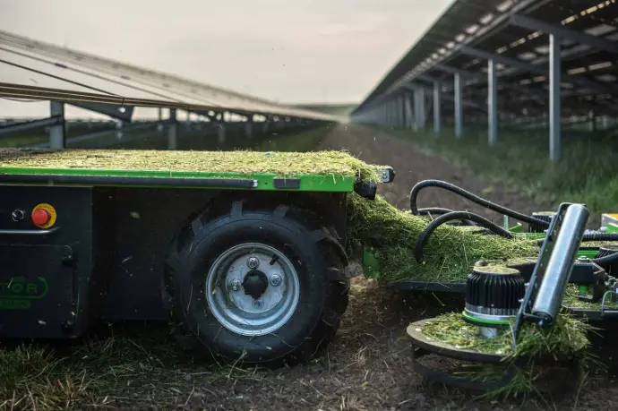 Autonome maairobot op zonnepark | Maairobot met palenmaaier | Maairobot zonnepanelen | Vector Machines