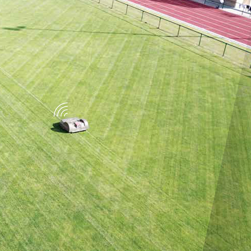 Mähroboter mäht Fußballfeld gerade Linien | Autonomes Mähen von Fußballfeldern | Autonomer Mähroboter Echo | Vektormaschinen