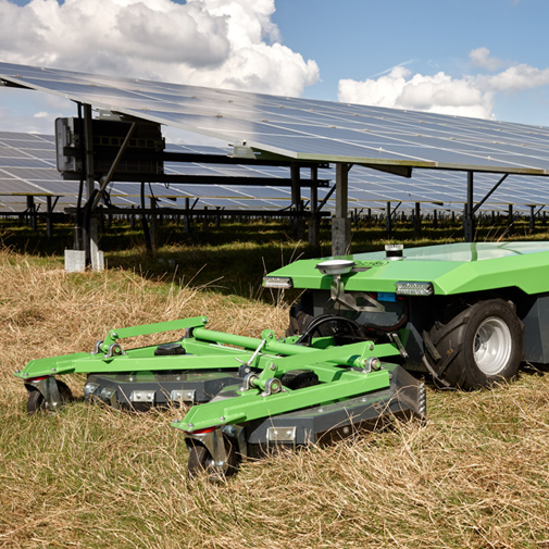 Solarparks mit autonomem Rasenmäher | Rasenmähen unter Sonnenkollektoren | Vektormaschinen