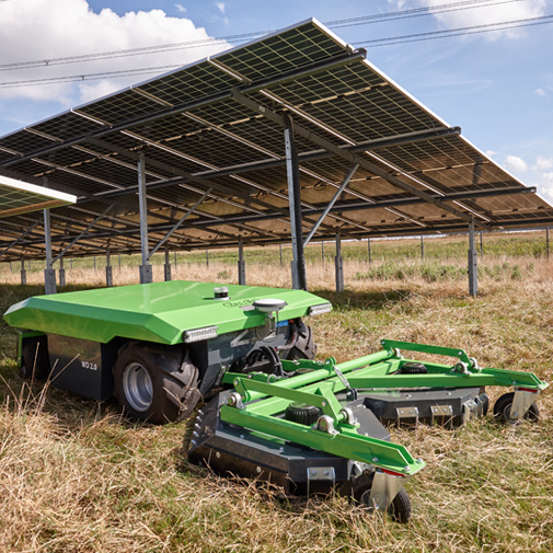 Vektor-Mäher mit Werkzeugträger | Mähen von Sonnenkollektoren | Rasen mähen Solarpark | Vektormaschinen