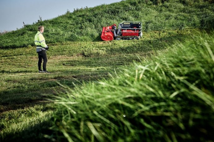 Radio controlled steep slope mower | Vector Machines