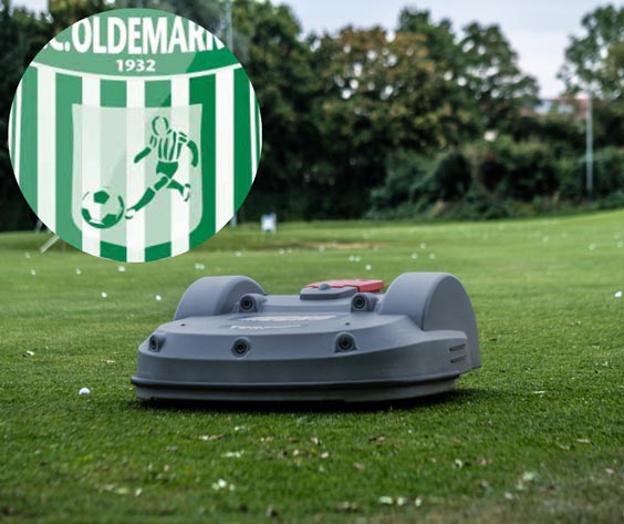 Autonomer Mähroboter Fußballplatz Rasenmähen FC Oldemarkt | Vektormaschinen