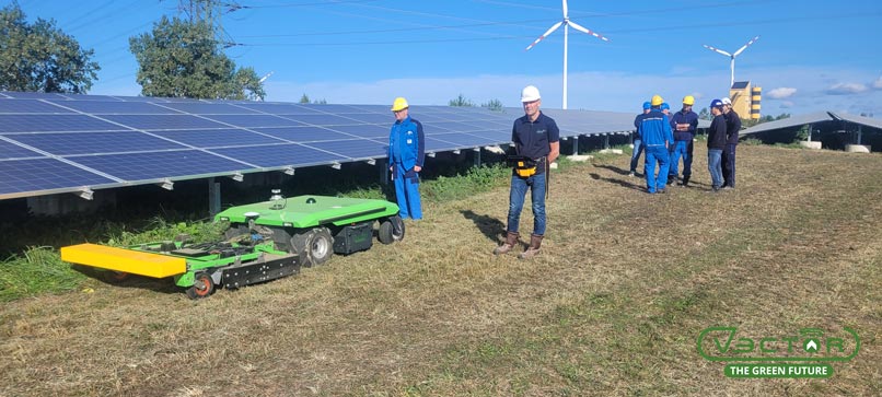 Demonstration des autonomen Rasenmähens im Solarpark | Vektormaschinen