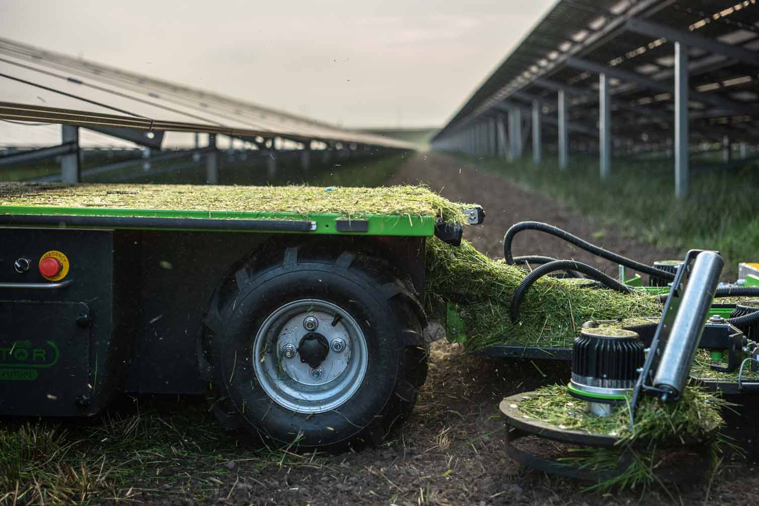 Autonome maairobot op zonnepark | Maairobot met palenmaaier | Maairobot zonnepanelen | Vector Machines